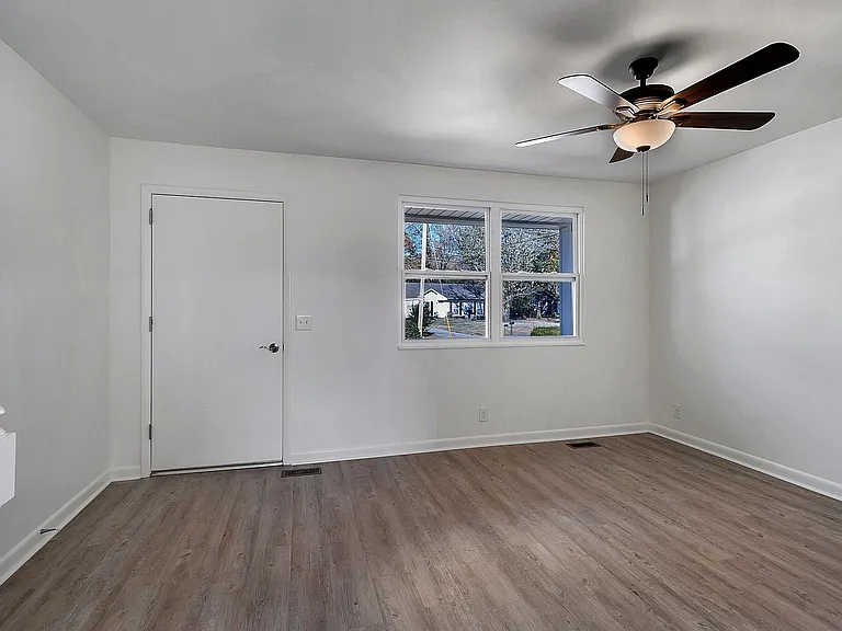 124 Grenadier Dr — Photo 4