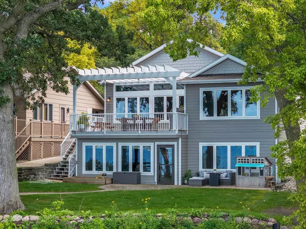 2711 1st St W, Arnolds Park, IA 51331