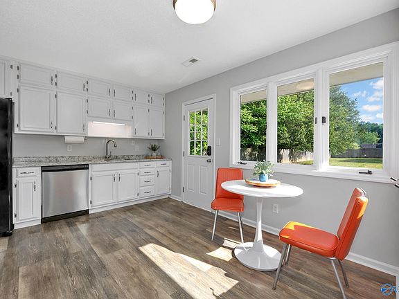5th image of 121 Northwood Cir