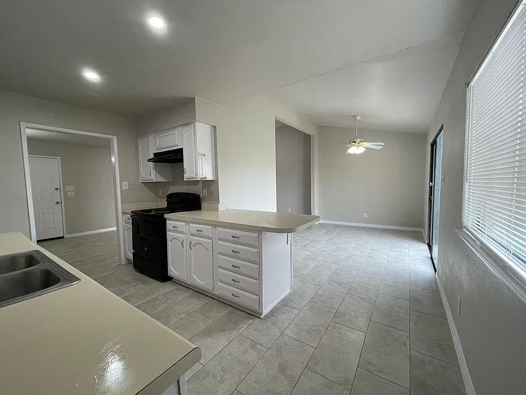1913 Glenwick Ln — Photo 12