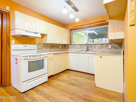5th image of 341 Sarvis Dr