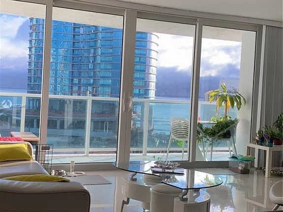 4th image of 100 Bayview Dr APT 915