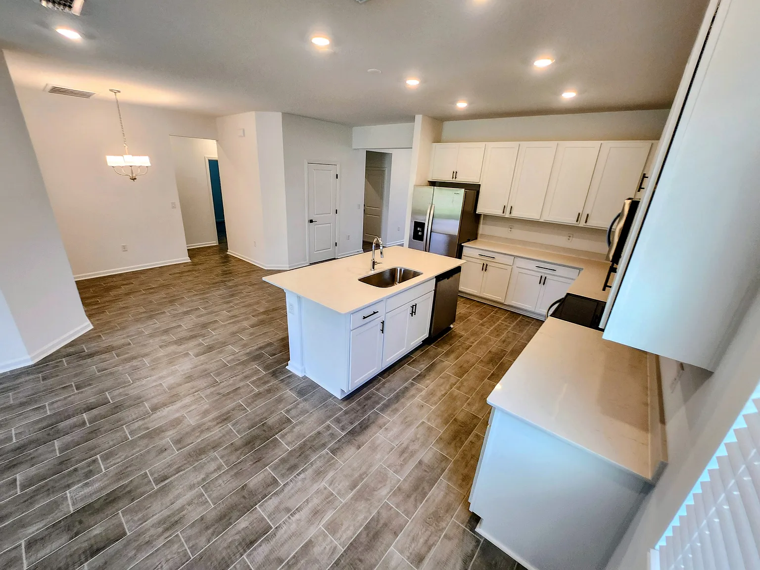 4 bed, 2110 sqft, $2,600 — Photo 4