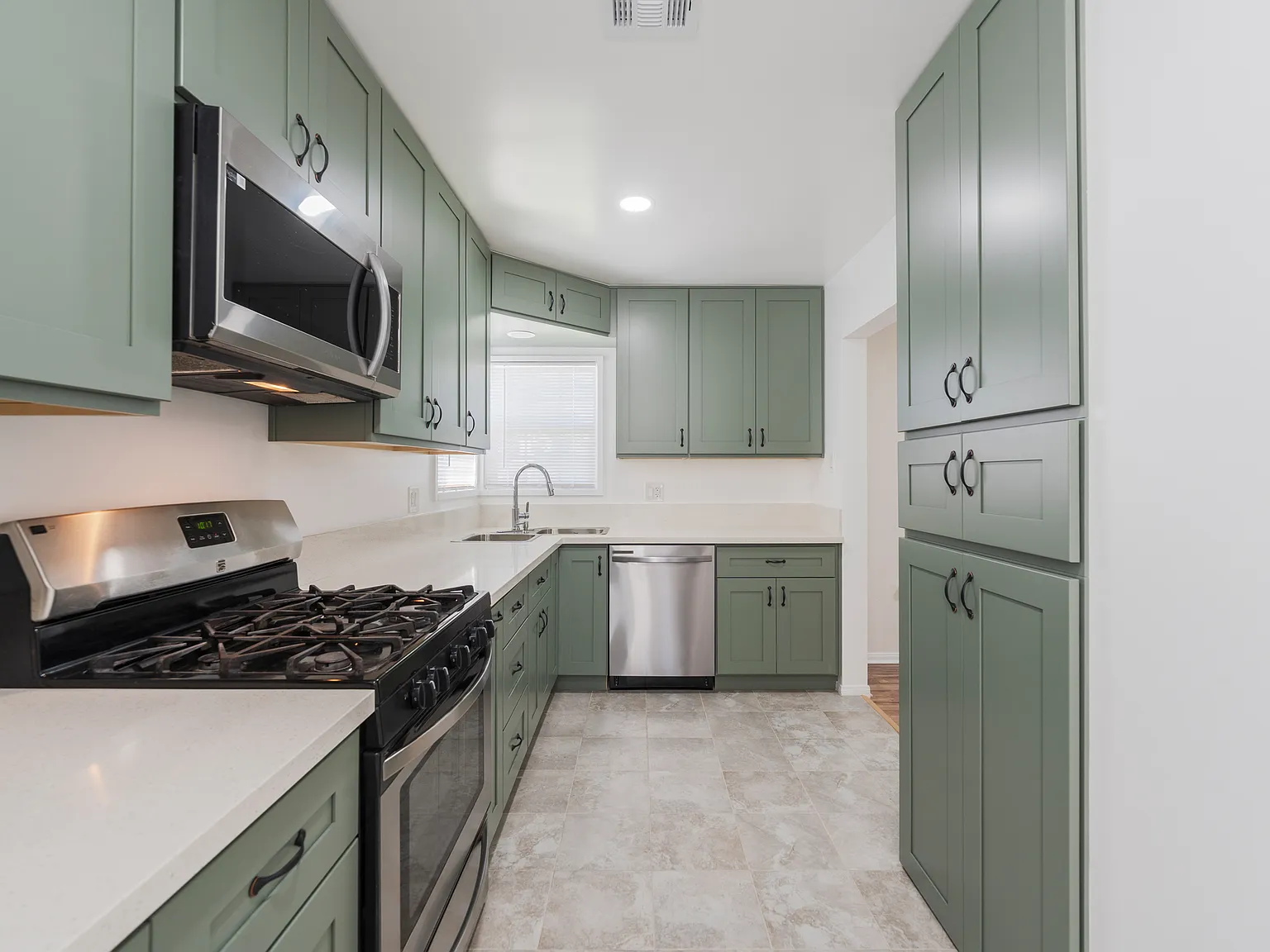 2 bed, 886 sqft, $3,700 — Photo 3