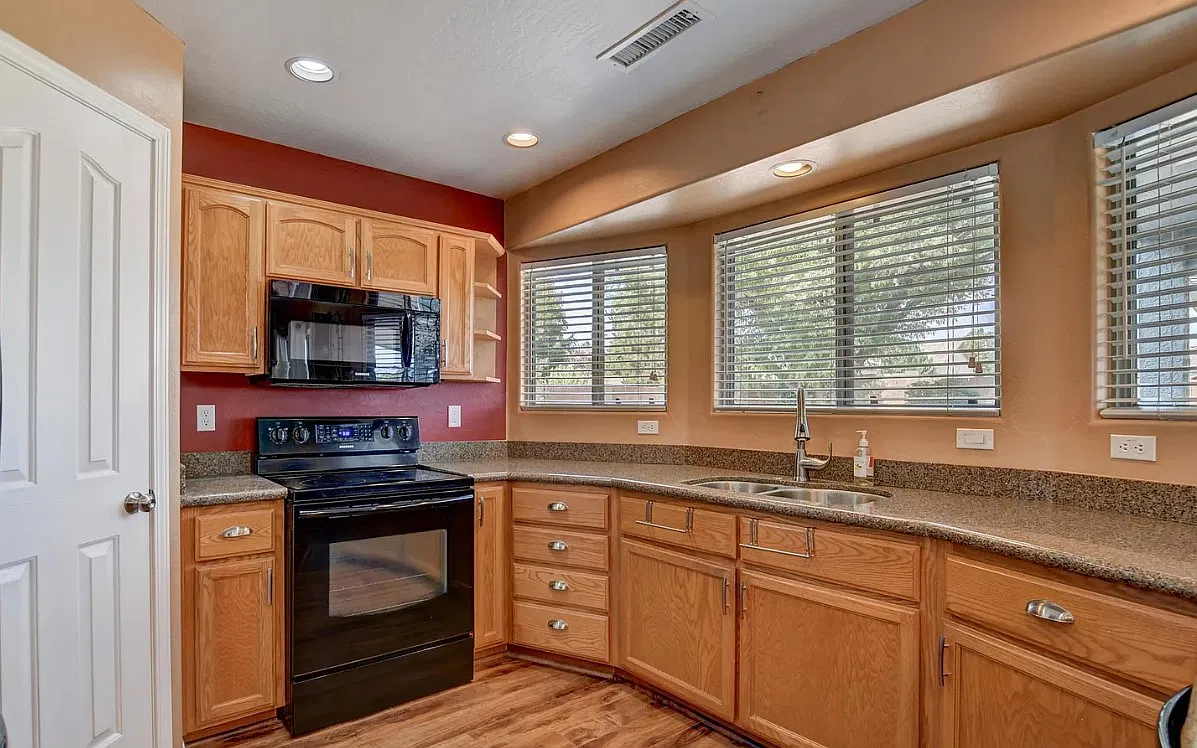3 bed, 1379 sqft, $2,250 — Photo 3
