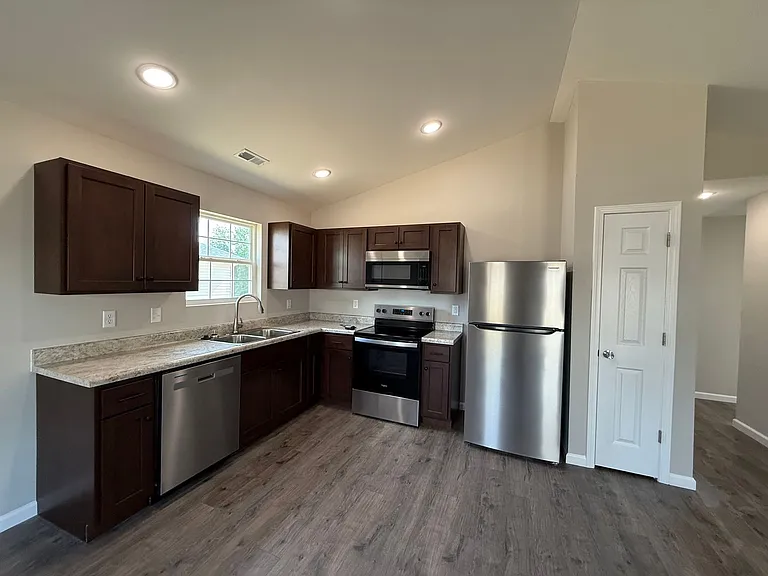509 Ashley Dr — Photo 4