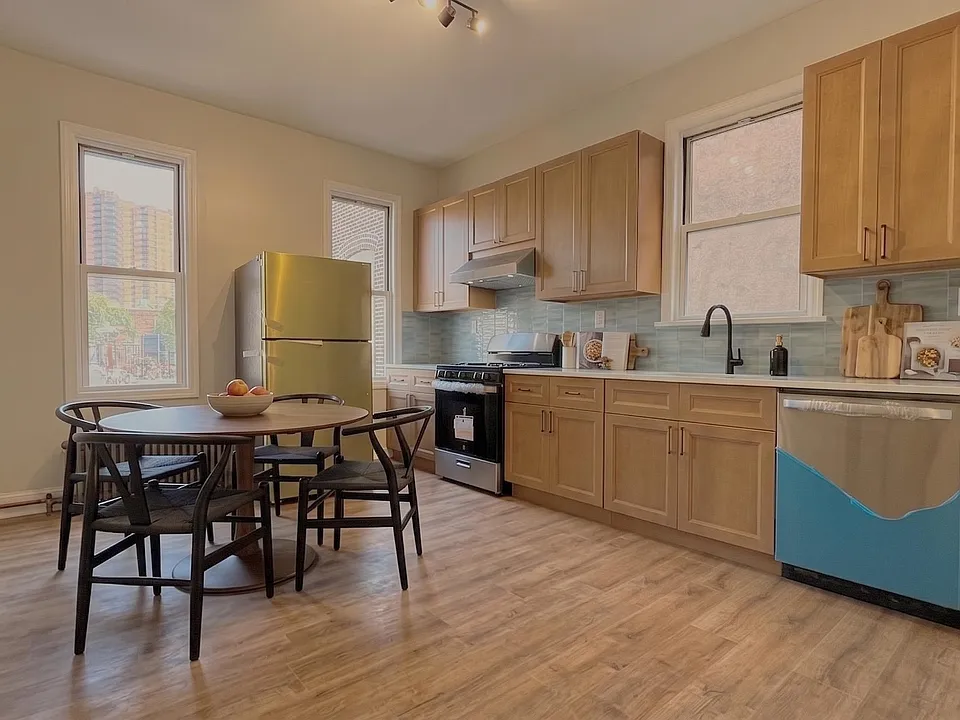 2212 Summit Ave #3