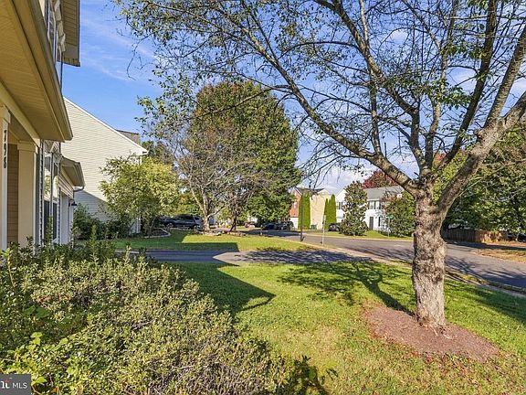 3rd image of 798 Autumn Ridge Rd