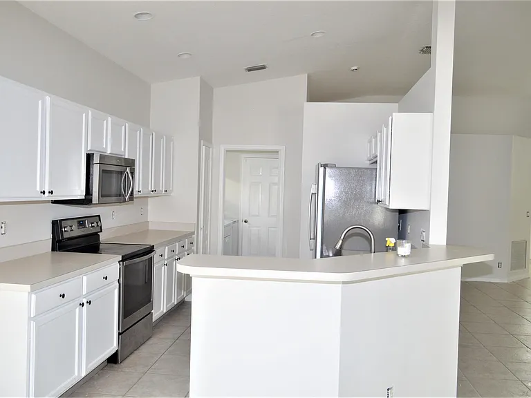 880 NW Waterlily Pl — Photo 3