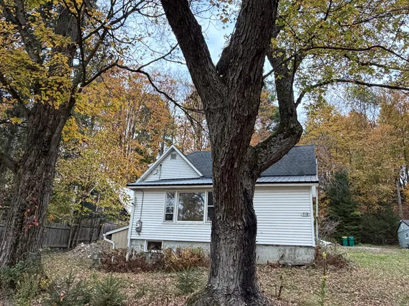 718 W Falls Rd, West Falls, NY 14170