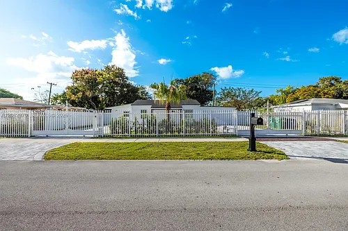 10050 SW 171st St Photo 1