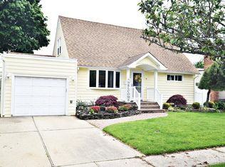 11 Cinque Dr, Farmingdale, NY 11735