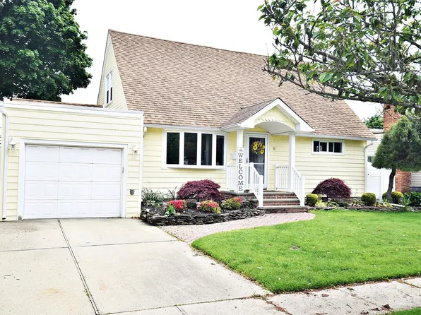 11 Cinque Drive, Farmingdale, NY 11735
