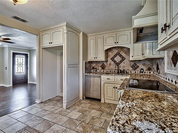 5th image of 120 SE Tarrant Ave