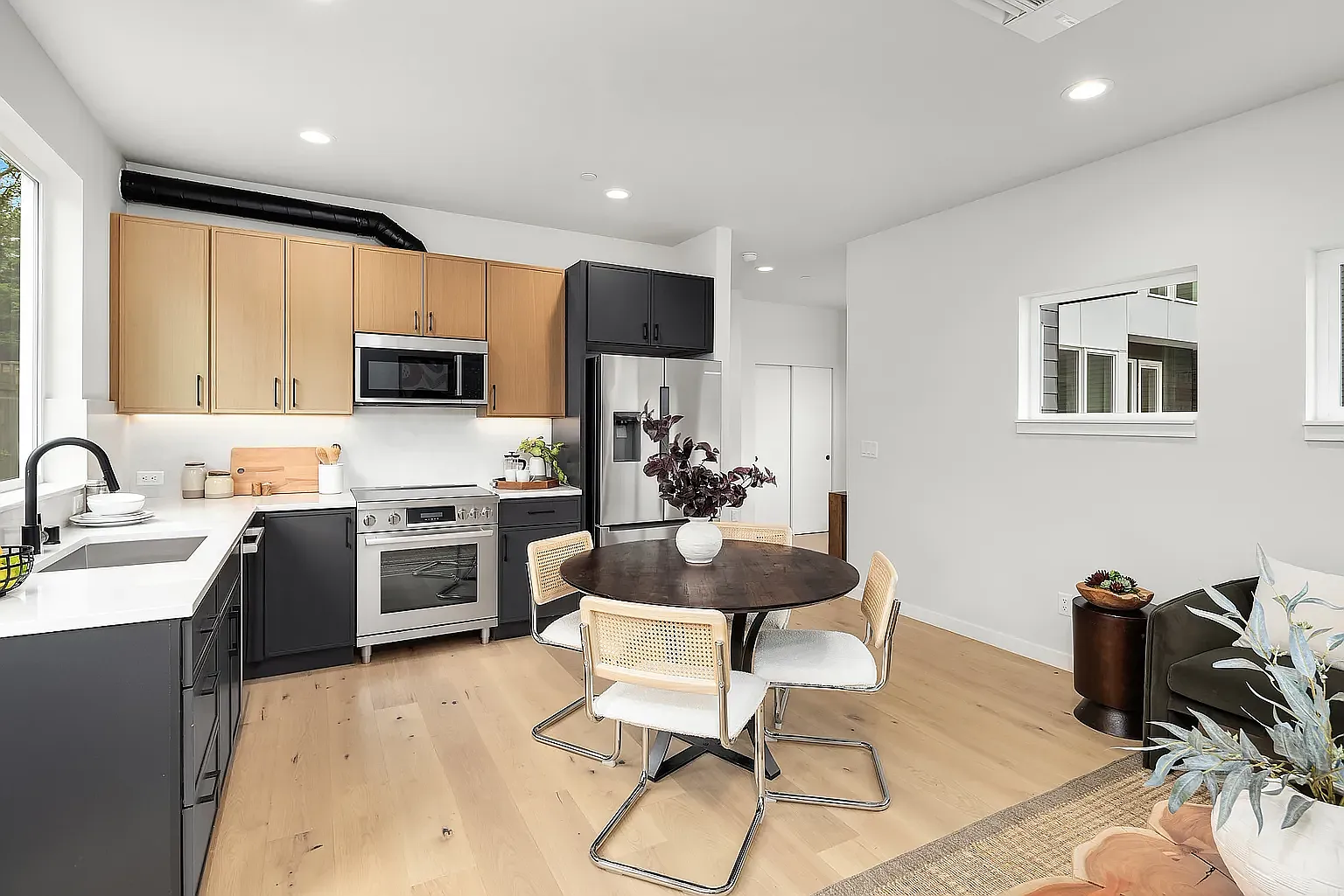 3 bed, 1393 sqft, $4,858 — Photo 4
