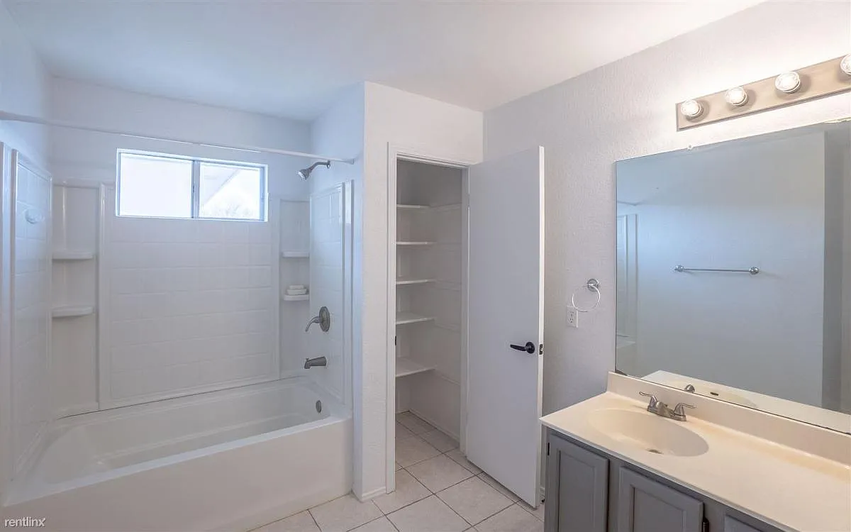 3 bed, 2.5 bath, 1860 sqft, $2,000 — Photo 4