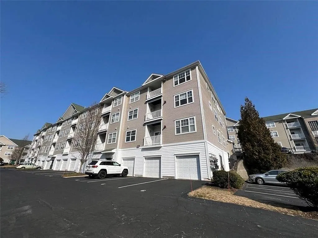 2 bed, 2.0 bath, 968 sqft, $2,200 — Photo 2