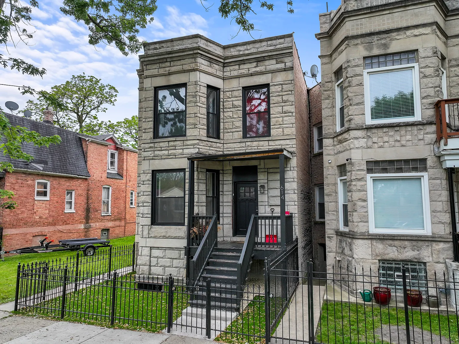 614 N Troy St — Photo 2