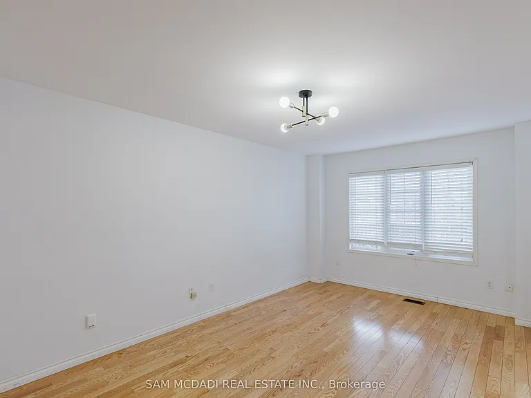 1260 Lamont Cres — Photo 4