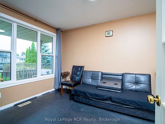 5th image of 572 Scougall Ct