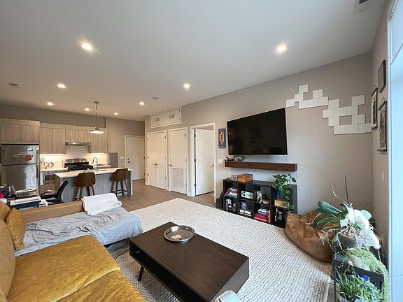 3rd image of 3757 N Sheffield Ave #104