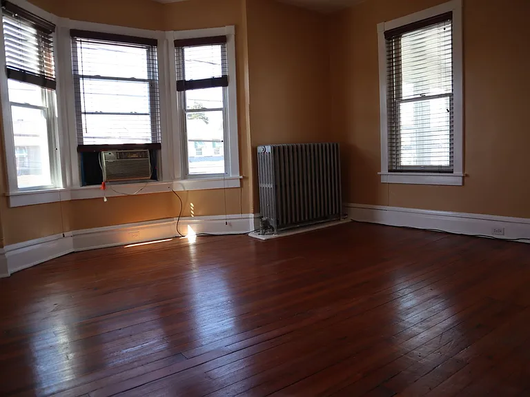 113 Reading Ave — Photo 3