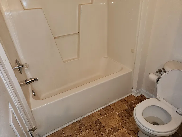 860 Darby St — Photo 20