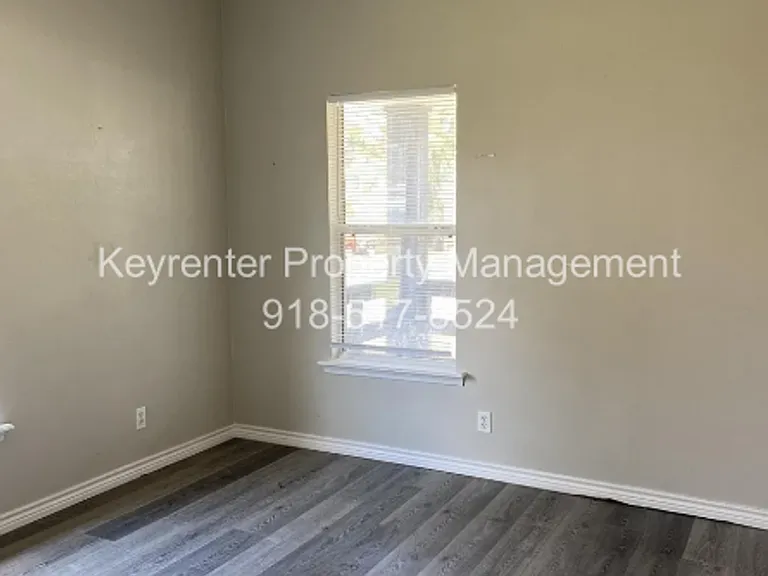 317 E Will Rogers Blvd — Photo 3