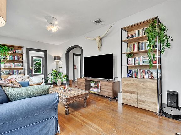 3rd image of 531 W Gramercy Pl
