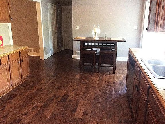 5th image of 231 Emerald Cove Ln