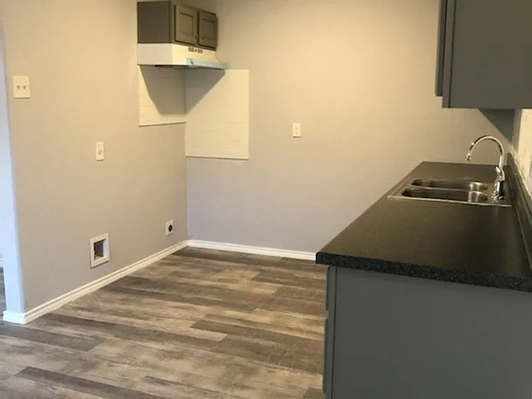 511 E Sayers Ave — Photo 17