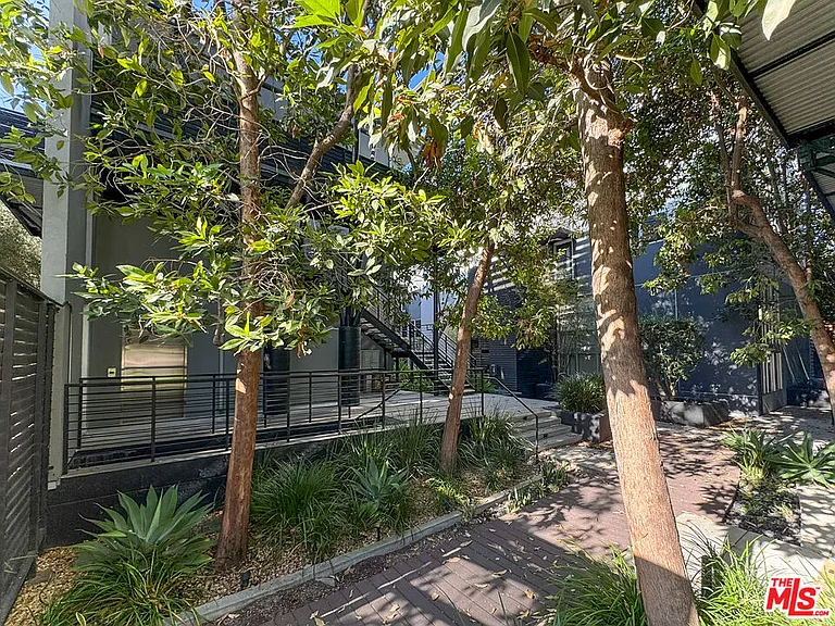 1037 N Laurel Ave #10B — Photo 24