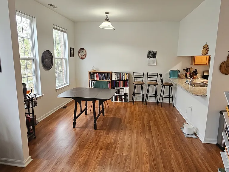 1611 E Fairmount Ave — Photo 2