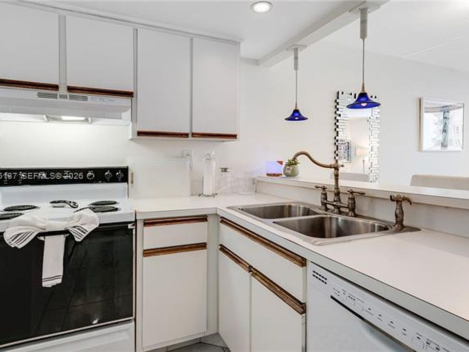1st image of 540 Brickell Key Dr #Cu-1422
