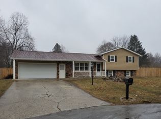 17 Meadow Ln, Goshen, IN 46526