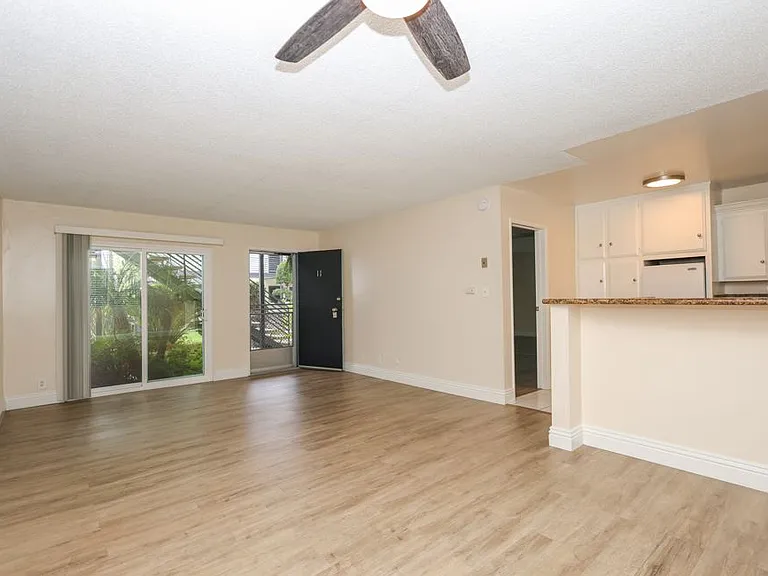 Oceanaire Villa Apartments — Photo 21