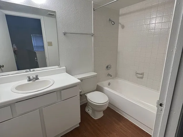 Emerald Cove Apartments — Photo 132