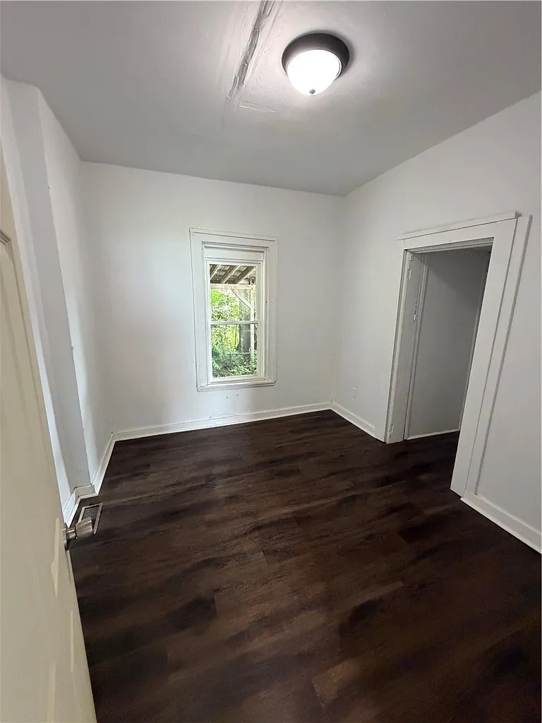 3 bed, 1.0 bath, 2528 sqft, $1,500 — Photo 3