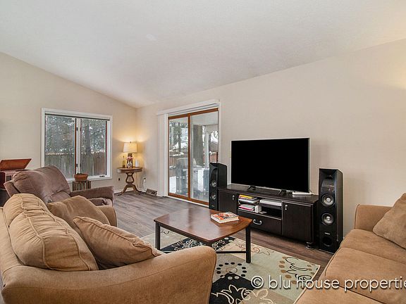 3rd image of 2015 Cambridge Dr SE