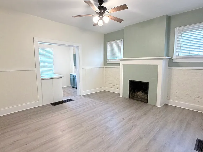 806 SE Riverside Dr #A — Photo 1