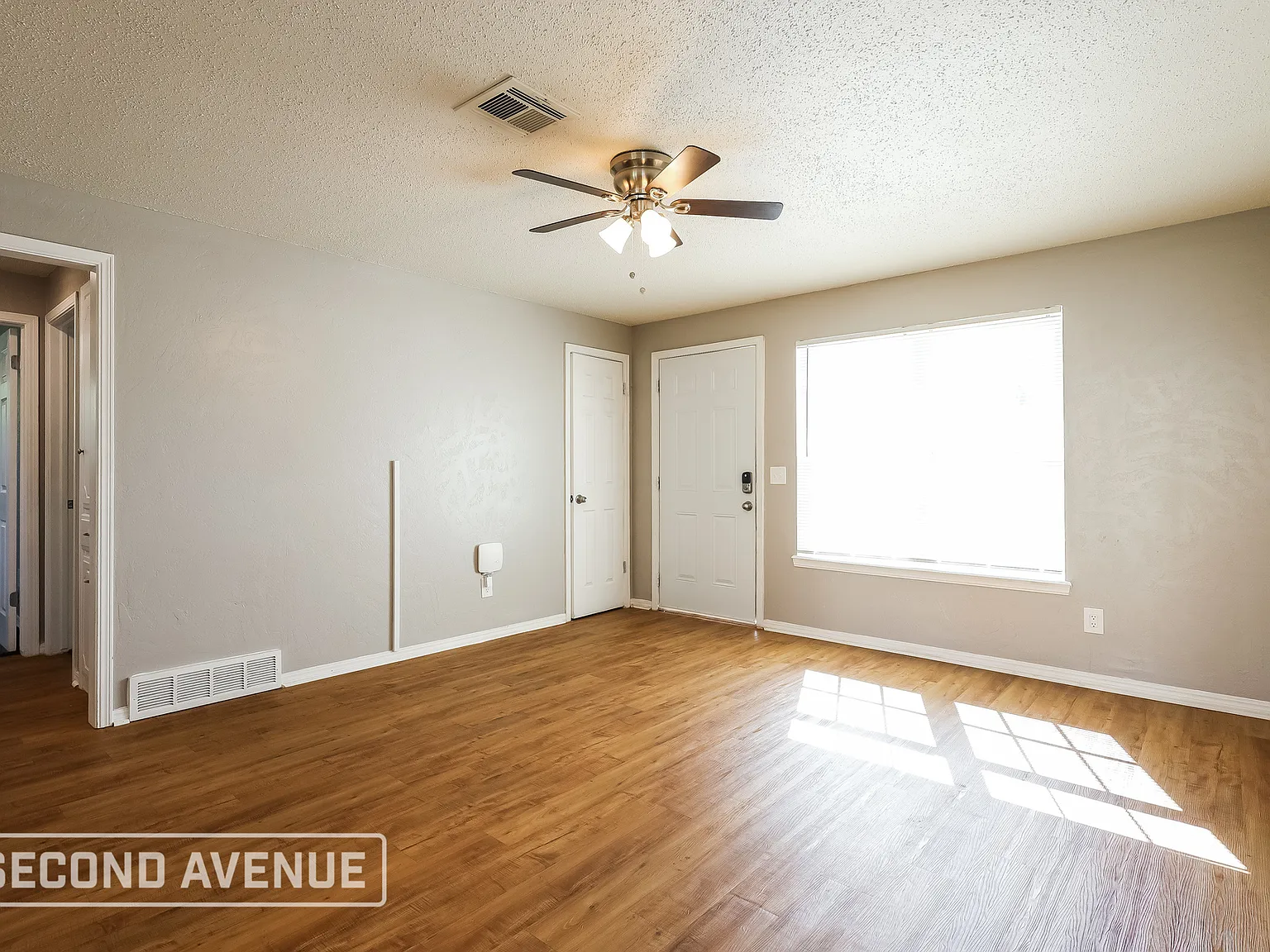 3 bed, 1.0 bath, 1154 sqft, $1,295 — Photo 2