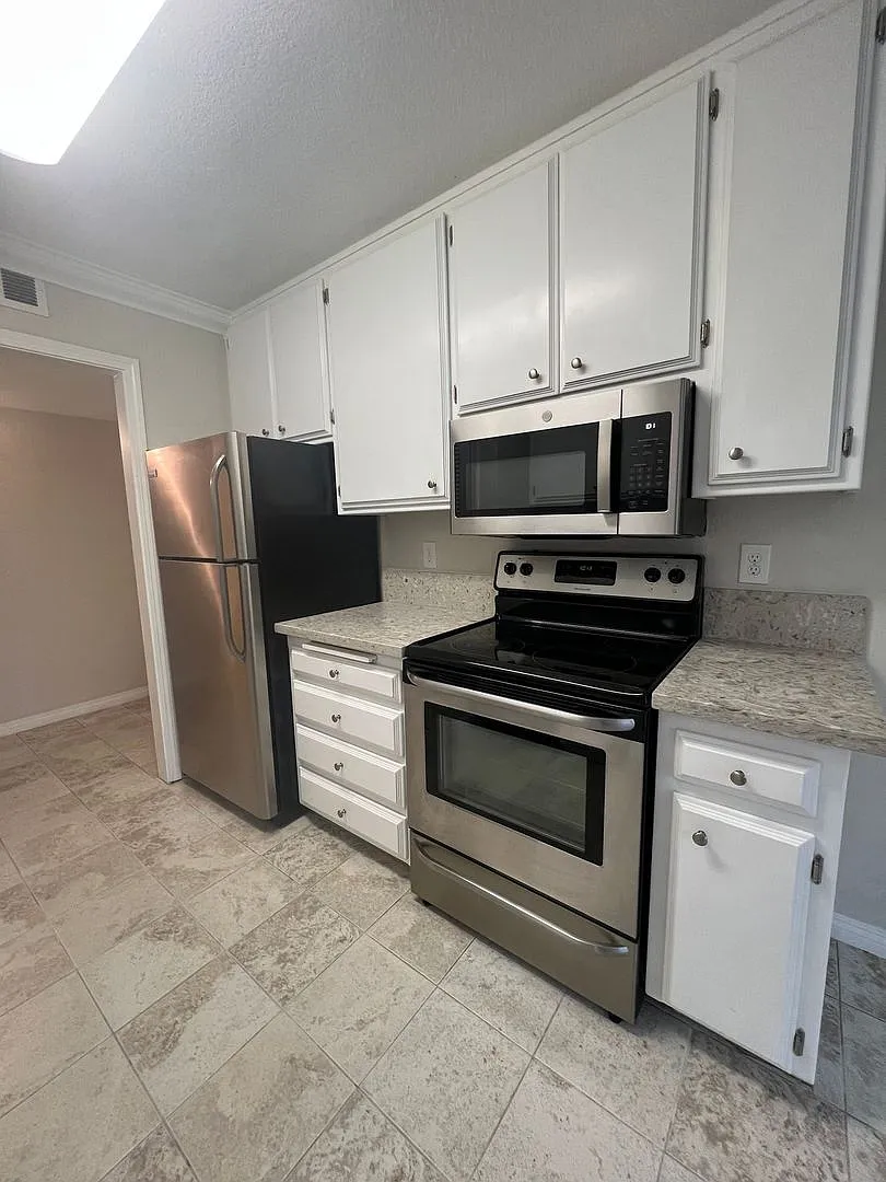 1015 Lakeside Dr. — Photo 2