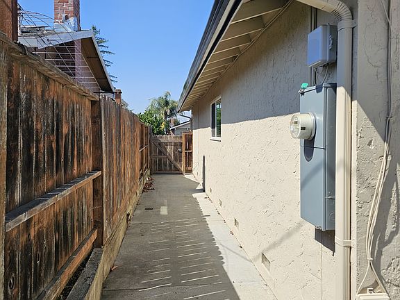 5th image of 786 La Paloma Way