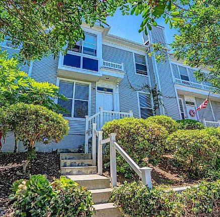 2nd image of 211 Dahlia Ave