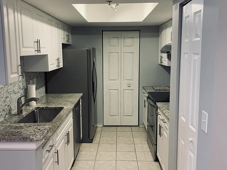 900 Crestwood Ct S #907 — Photo 4