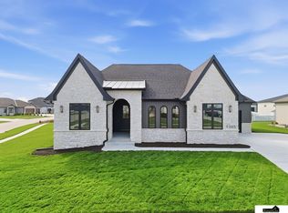 9365 Castle Pine Dr, Lincoln, NE 68516