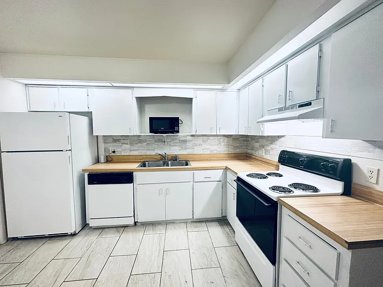 101 Lake Hunter Dr #16 — Photo 3