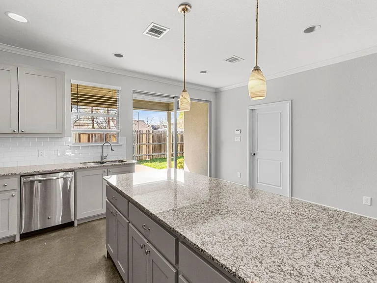 2806 Gordon Ave — Photo 8