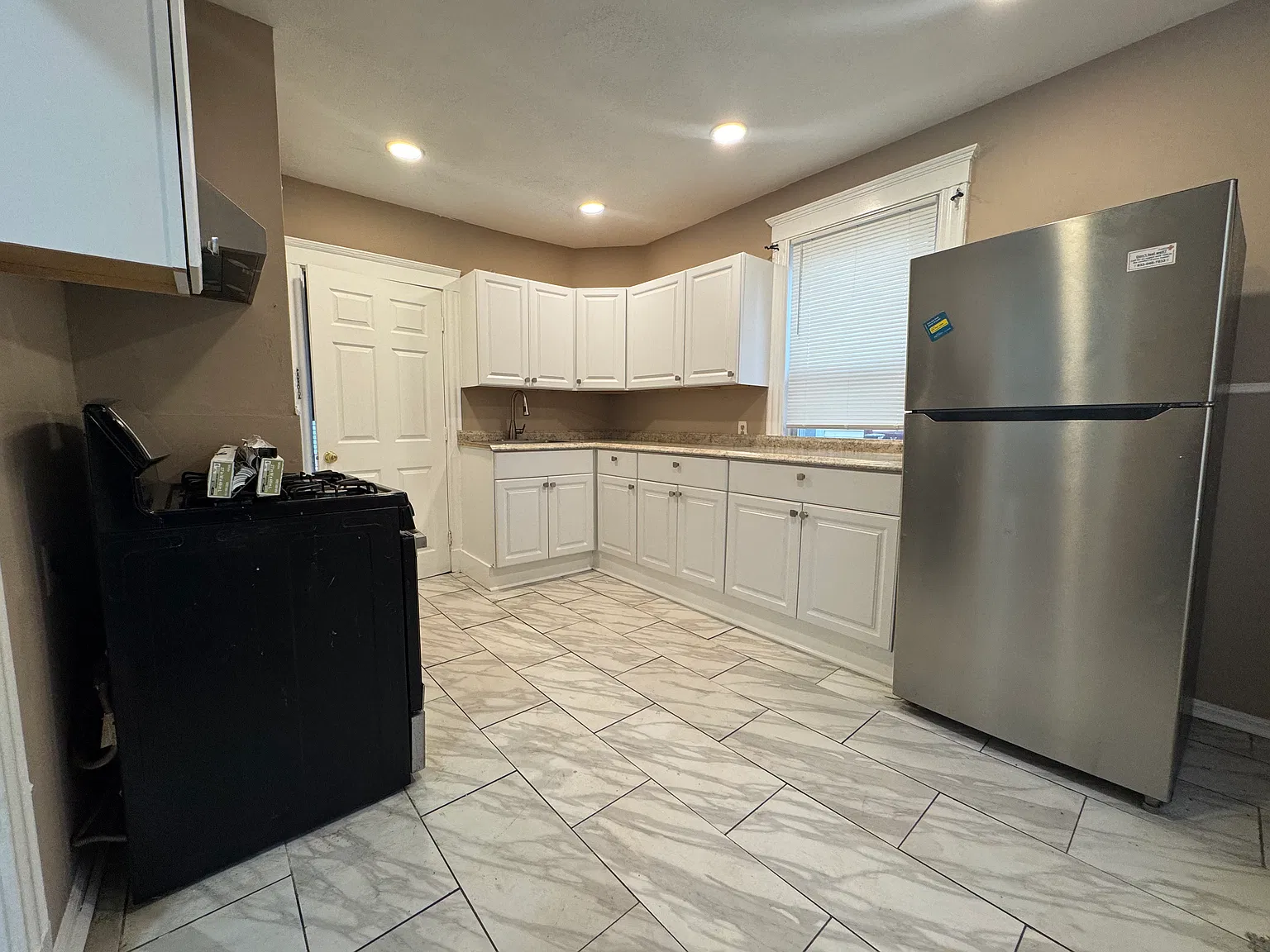 2 bed, 1000 sqft, $2,800 — Photo 2