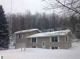 9520 E Carter Rd, Traverse City, MI 49684